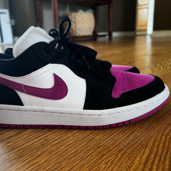 Air Jordan 1 Low- Women’s size 7.5 - Picture 4 of 7